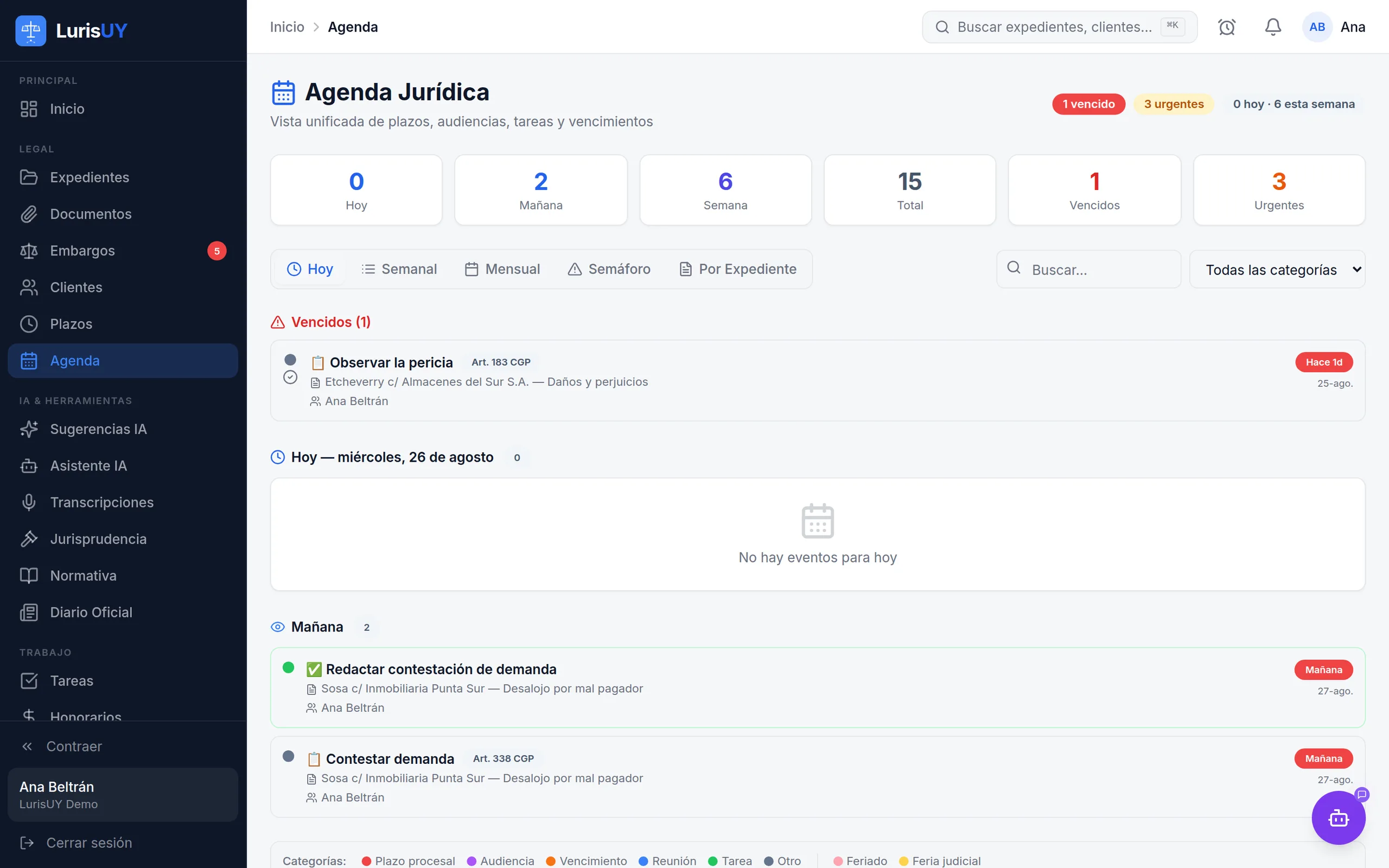 Calendario de LurisUY con audiencias y vencimientos de plazos en la vista mensual.