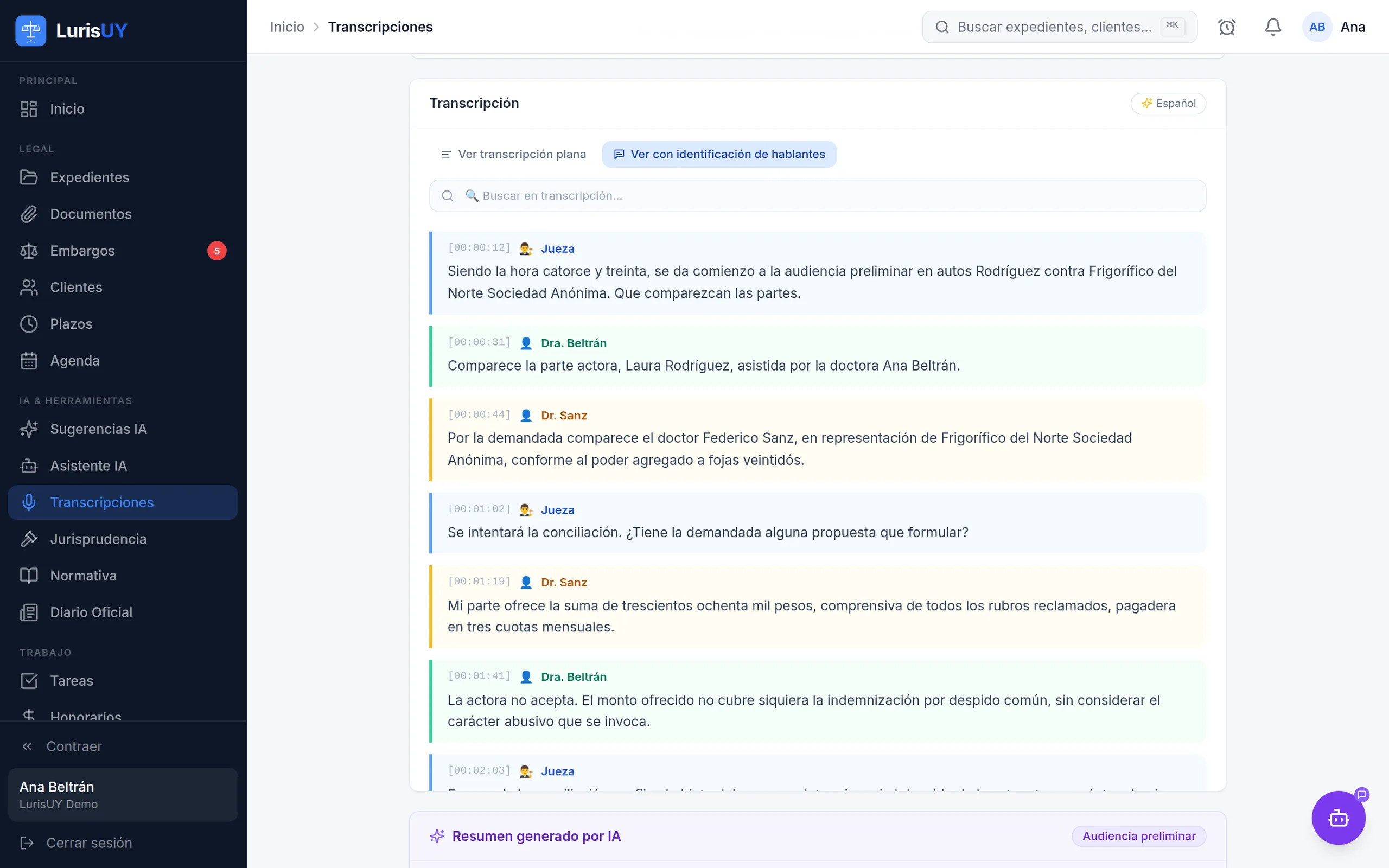 Visor de transcripción de LurisUY: la audiencia transcrita con marca de tiempo y el nombre de quien habla en cada intervención.